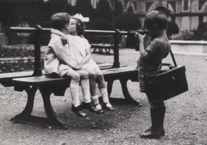 niños besandose vintage